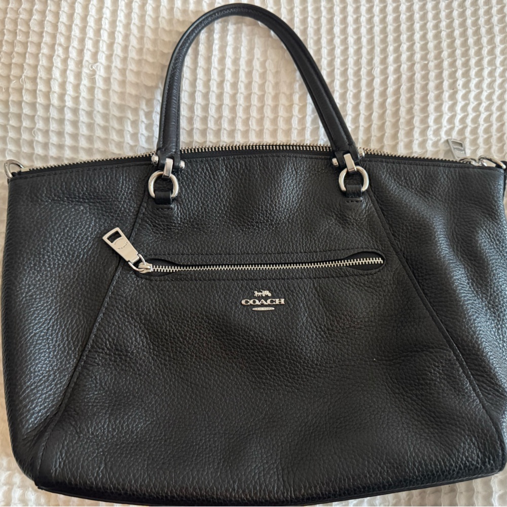 Coach Black Leather Shoulder Bag with Structured Design